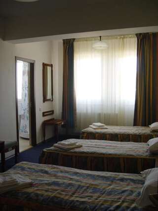 Отель Hotel Astra Брашов Трехместный номер-1